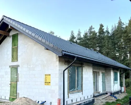 Dom parterowy z tarasem pod lasem.