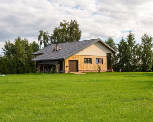 Dom z bala pod Puszczą Knyszyńską