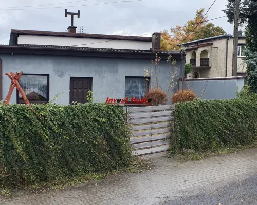 Budynek usługowo - handlowy przy głównej drodze.