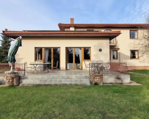 Dobra (gm. Stryków) dom 499 m2 na działce 0,47 ha