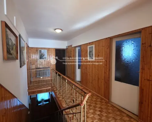 Ustroń | Dom wolnostojący | 328 m² | 11 pokoi | działka 758 m²  PODSTAWOWE PARAMETRY  Powierzchnia użytkowa: ok.