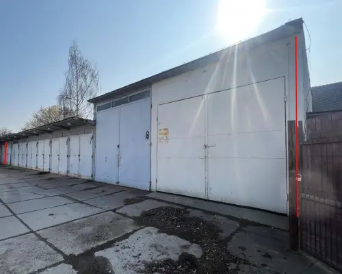 Działka z 9 garażami