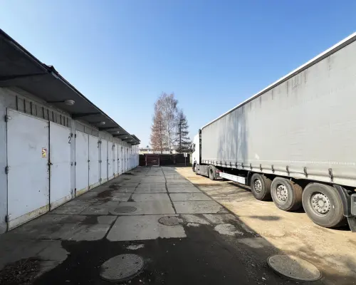 Działka z 9 garażami