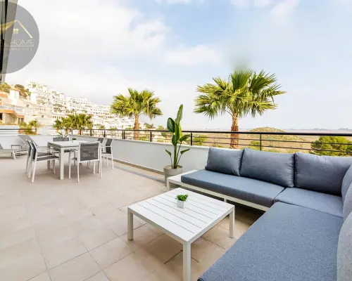 Penthouse z widokiem na góry i morze w Gandii