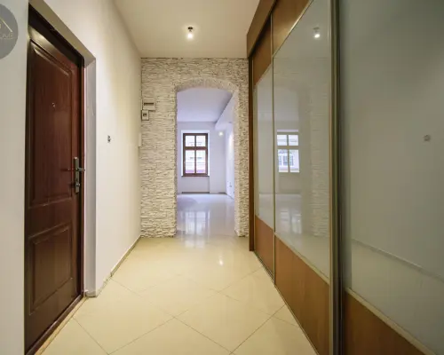98M2/ 3 POKOJE/ I PIĘTRO/ CENTRUM