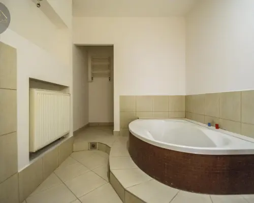 98M2/ 3 POKOJE/ I PIĘTRO/ CENTRUM