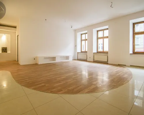 98M2/ 3 POKOJE/ I PIĘTRO/ CENTRUM