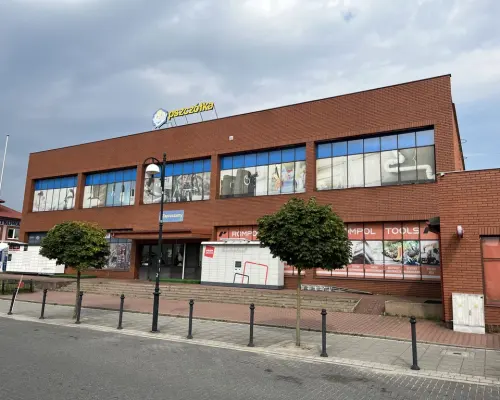 Market budowlano-przemysłowy w centrum Dęblina..