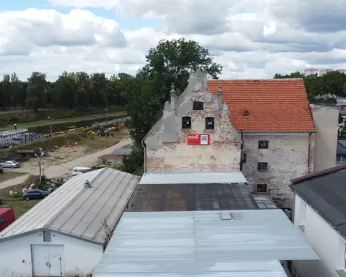 Budynek "Spichlerza" ul. 6 sierpnia w Puławach.