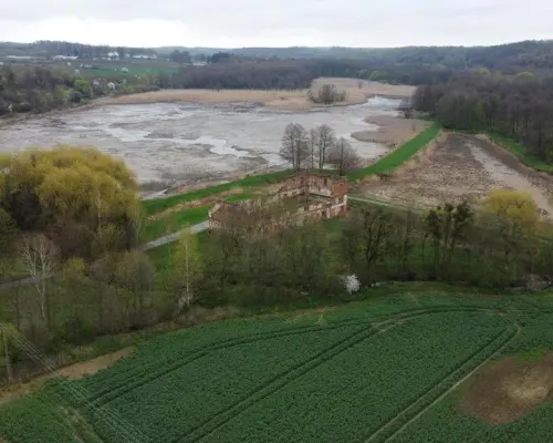 Działka 35 ha z ruinami papierni w Celejowie.