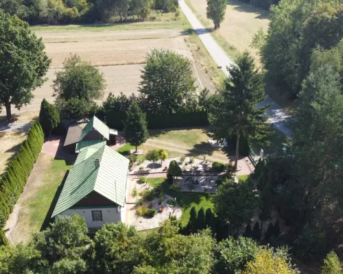 Zaciszne siedlisko w Zawadzie Starej gm. Policzna.