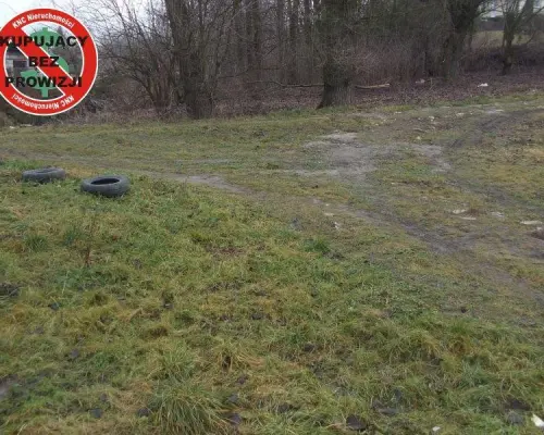 Do sprzedania działka o powierzchni 12a z domkiem do zamieszkania. Działka znajduje się w centrum miejscowości Krzczonów. Na po