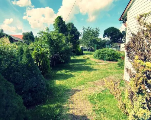 Dom na dużej działce graniczący z rz. Ciemięgą.