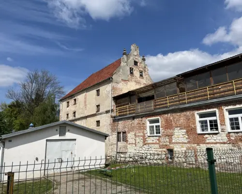 Budynek "Spichlerza" ul. 6 sierpnia w Puławach.