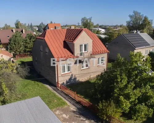 Dom z poddaszem użytkowym na 10,7-arowej działce - Zgłobice koło Tarnowa  Na sprzedaż  parterowy dom z użytkowym poddaszem o