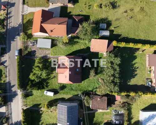 Dom z poddaszem użytkowym na 10,7-arowej działce - Zgłobice koło Tarnowa  Na sprzedaż  parterowy dom z użytkowym poddaszem o