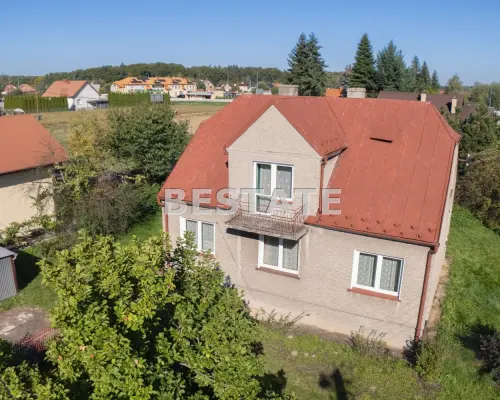 Dom z poddaszem użytkowym na 10,7-arowej działce - Zgłobice koło Tarnowa  Na sprzedaż  parterowy dom z użytkowym poddaszem o