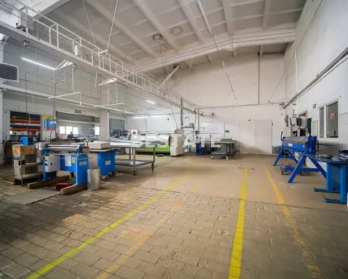 Oferujemy do wynajęcia   halę produkcyjno-magazynową   o powierzchni ok.   450m 2     położoną  w Tarnowie , w okolicy ul. Krak