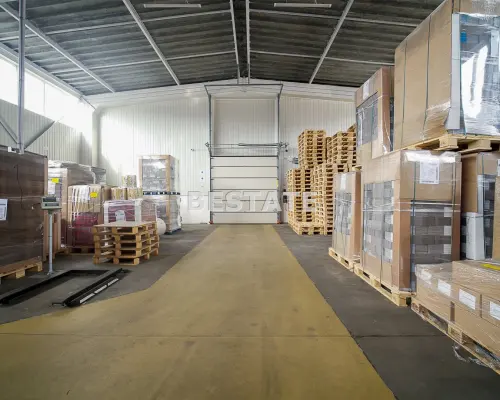 Oferujemy do wynajęcia   halę produkcyjno-magazynową   o powierzchni ok.   450m 2     położoną  w Tarnowie , w okolicy ul. Krak