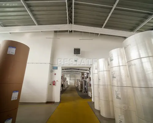 Oferujemy do wynajęcia   halę produkcyjno-magazynową   o powierzchni ok.   450m 2     położoną  w Tarnowie , w okolicy ul. Krak