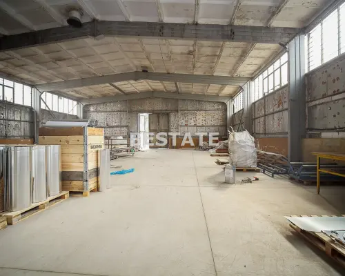 Oferujemy do wynajęcia   halę produkcyjno-magazynową   o powierzchni ok.   450m 2     położoną  w Tarnowie , w okolicy ul. Krak