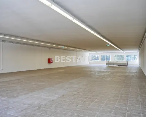 Do wynajęcia lokal o powierzchni 894,5 m2, położony przy ruchliwej ulicy w centrum Pilzna 500 metrów od drogi E94 i 1000