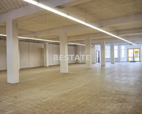 Do wynajęcia lokal o powierzchni 894,5 m2, położony przy ruchliwej ulicy w centrum Pilzna 500 metrów od drogi E94 i 1000