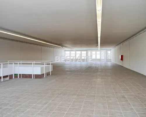Do wynajęcia lokal o powierzchni 894,5 m2, położony przy ruchliwej ulicy w centrum Pilzna 500 metrów od drogi E94 i 1000