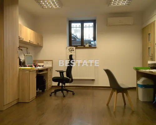 Oferujemy do wynajęcia lokal użytkowy o powierzchni 90 m2 , położony w suterenie wyremontowanej kamienicy w centrum Tarnowa. W