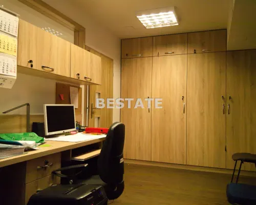 Oferujemy do wynajęcia lokal użytkowy o powierzchni 90 m2 , położony w suterenie wyremontowanej kamienicy w centrum Tarnowa. W