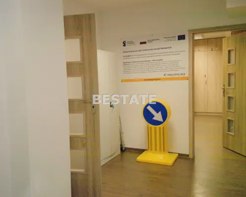 Oferujemy do wynajęcia lokal użytkowy o powierzchni 90 m2 , położony w suterenie wyremontowanej kamienicy w centrum Tarnowa. W