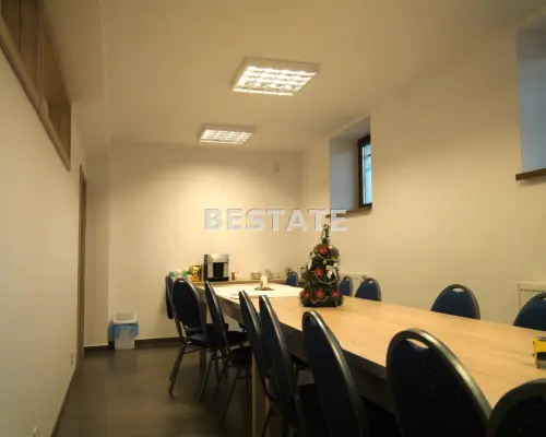 Oferujemy do wynajęcia lokal użytkowy o powierzchni 90 m2 , położony w suterenie wyremontowanej kamienicy w centrum Tarnowa. W