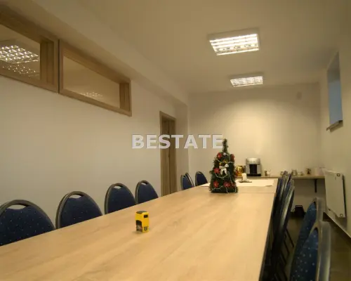 Oferujemy do wynajęcia lokal użytkowy o powierzchni 90 m2 , położony w suterenie wyremontowanej kamienicy w centrum Tarnowa. W
