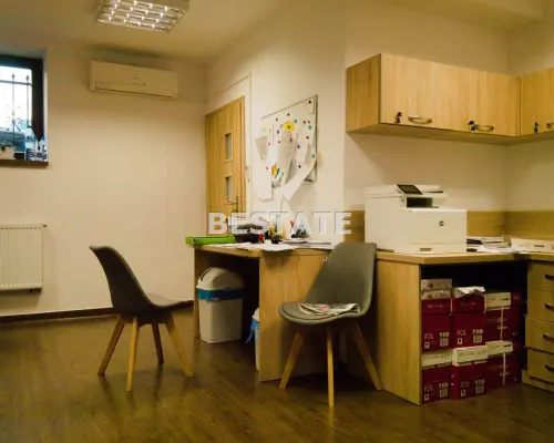 Oferujemy do wynajęcia lokal użytkowy o powierzchni 90 m2 , położony w suterenie wyremontowanej kamienicy w centrum Tarnowa. W