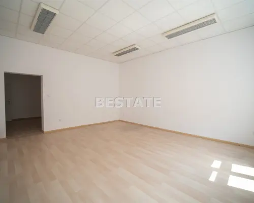 Do wynajęcia lokal położony przy ulicy   Krakowskiej w Tarnowie!    Lokal o powierzchni  106 m2  znajduje się na pierwszym pi
