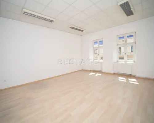 Do wynajęcia lokal położony przy ulicy   Krakowskiej w Tarnowie!    Lokal o powierzchni  106 m2  znajduje się na pierwszym pi