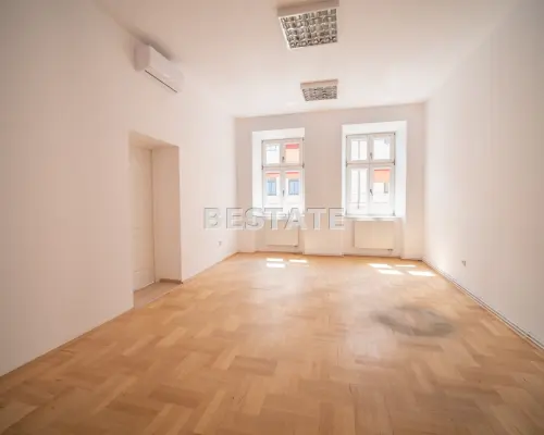Do wynajęcia lokal położony przy ulicy   Krakowskiej w Tarnowie!    Lokal o powierzchni  106 m2  znajduje się na pierwszym pi