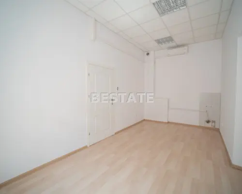 Do wynajęcia lokal położony przy ulicy   Krakowskiej w Tarnowie!    Lokal o powierzchni  106 m2  znajduje się na pierwszym pi