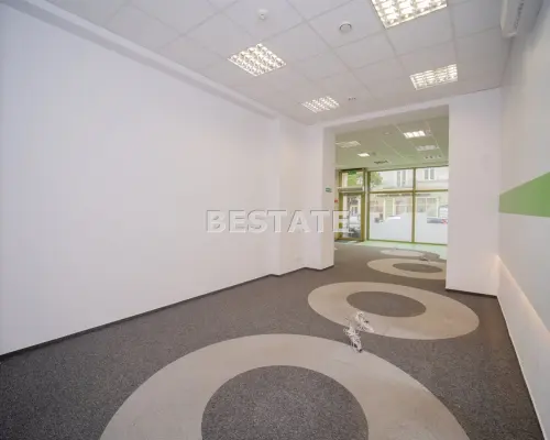 Do wynajęcia lokal z dużą witryną położony przy ulicy   Krakowskiej w Tarnowie!    Lokal z  najduje się na parterze w budynku