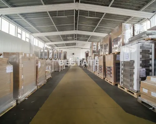 Oferujemy do wynajęcia   halę produkcyjno-magazynową   o powierzchni ok.   450m 2     położoną  w Tarnowie , w okolicy ul. Krak