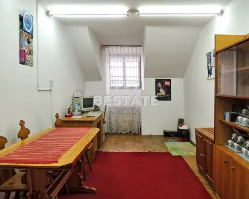 Oferujemy do wynajęcia lokal użytkowy o powierzchni 15,2 m2, położony na trzecim piętrze kamienicy w ścisłym centrum Tarnowa. I
