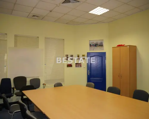 Do wynajęcia lokal biurowy o powierzchni 90 m2, położony na drugim piętrze w bardzo atrakcyjnej lokalizacji w centrum Tarnowa.