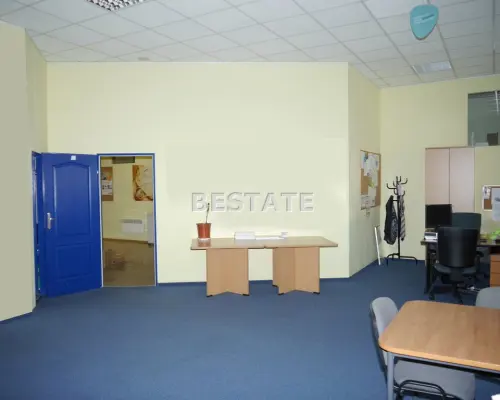 Do wynajęcia lokal biurowy o powierzchni 90 m2, położony na drugim piętrze w bardzo atrakcyjnej lokalizacji w centrum Tarnowa.