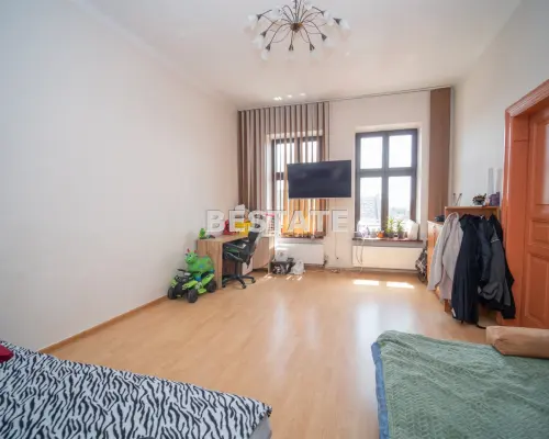 Do wynajęcia dwupokojowe mieszkanie położone na drugim piętrze w centrum Tarnowa, o powierzchni 70 m 2 . Kuchnia w całości zabu