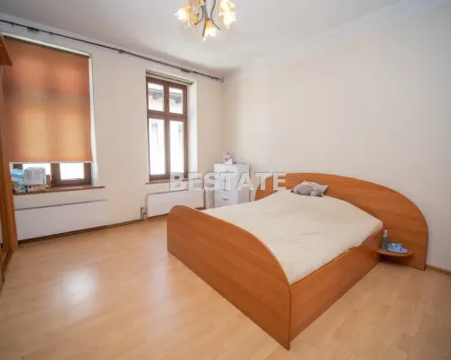 Do wynajęcia dwupokojowe mieszkanie położone na drugim piętrze w centrum Tarnowa, o powierzchni 70 m 2 . Kuchnia w całości zabu
