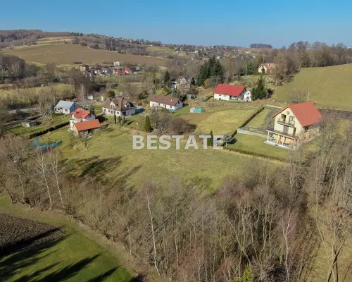 W ofercie parcela położona w miejscowości Okocim gm.Brzesko. Wielkości 41 arów z czego ok.13 arów zadrzewione, k