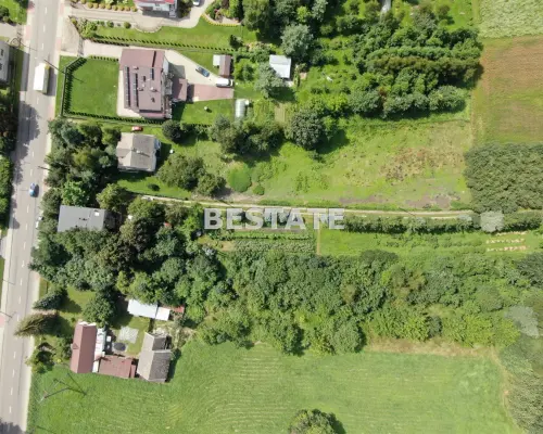 Przedmiotem sprzedaży jest działka o powierzchni 21 arów, położona w Wojniczu, z dojazdem od ulicy Krakowskiej. Nierucho