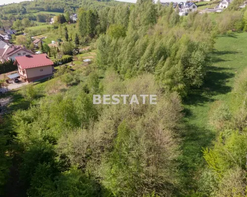 Do sprzedania działka budowlana w pierwszej lini zabudowy o powierzchni  12,52  ary, sytuowana w miejscowości Pleśna. Parcela