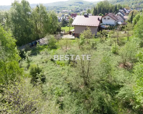 Do sprzedania działka budowlana w pierwszej lini zabudowy o powierzchni  12,52  ary, sytuowana w miejscowości Pleśna. Parcela