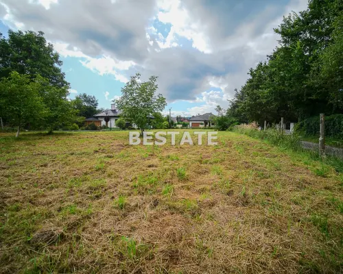 Oferujemy na sprzedaż  wyjątkową działkę o powierzchni 13,51 ar (1351 m²) , położoną w Tarnowie, w dzielnicy  Gumniska .